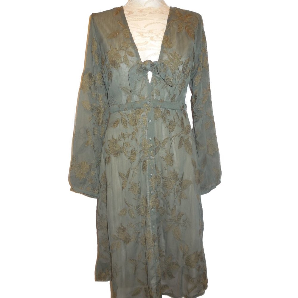 Dress button-down NWT MEDIIUM fit & flare long sleeve bellow knee chiffon floral